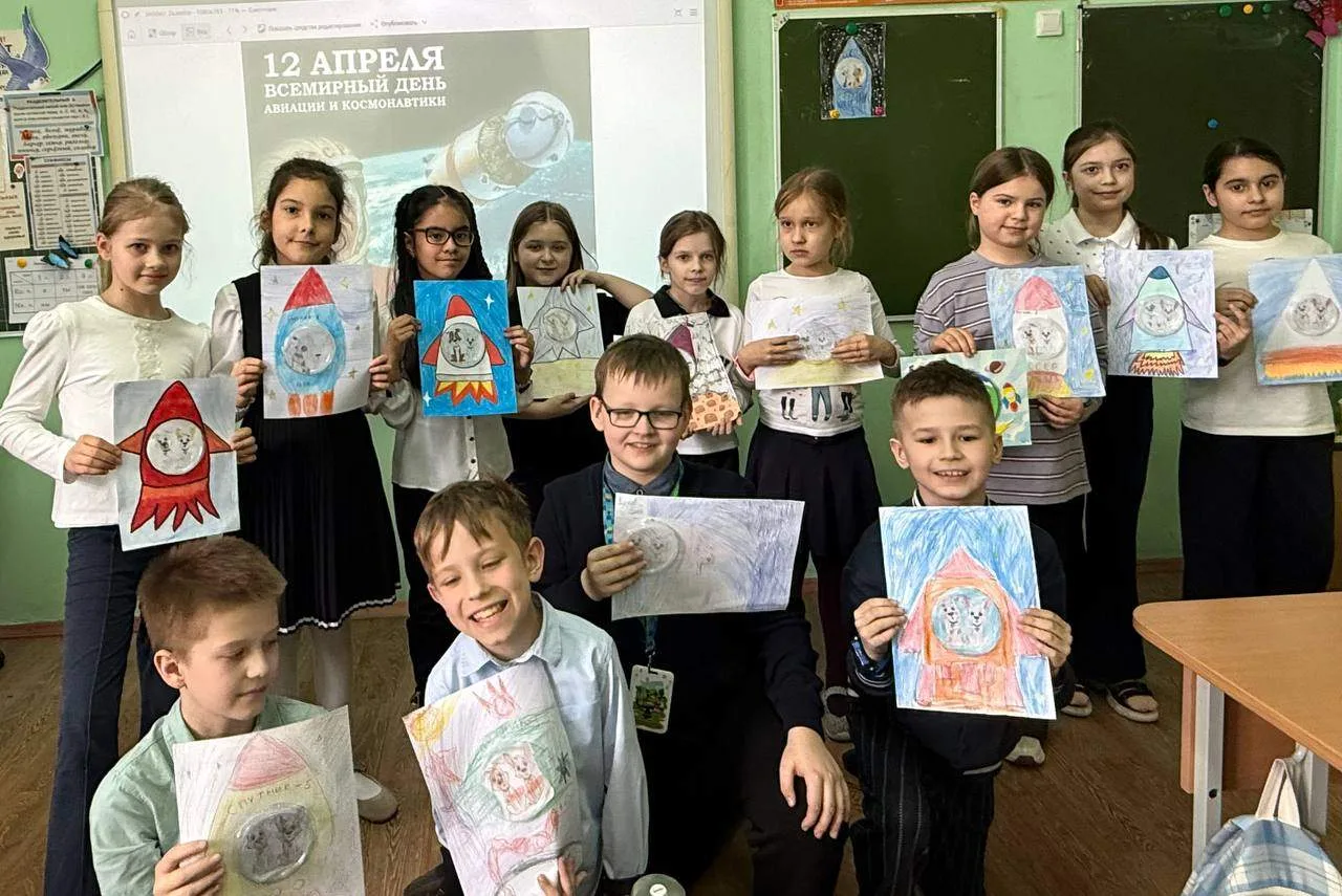 🤩 В наших школьных корпусах открылись выставки, посвящённые Дню космонавтики. 🤗 Свои работы представ