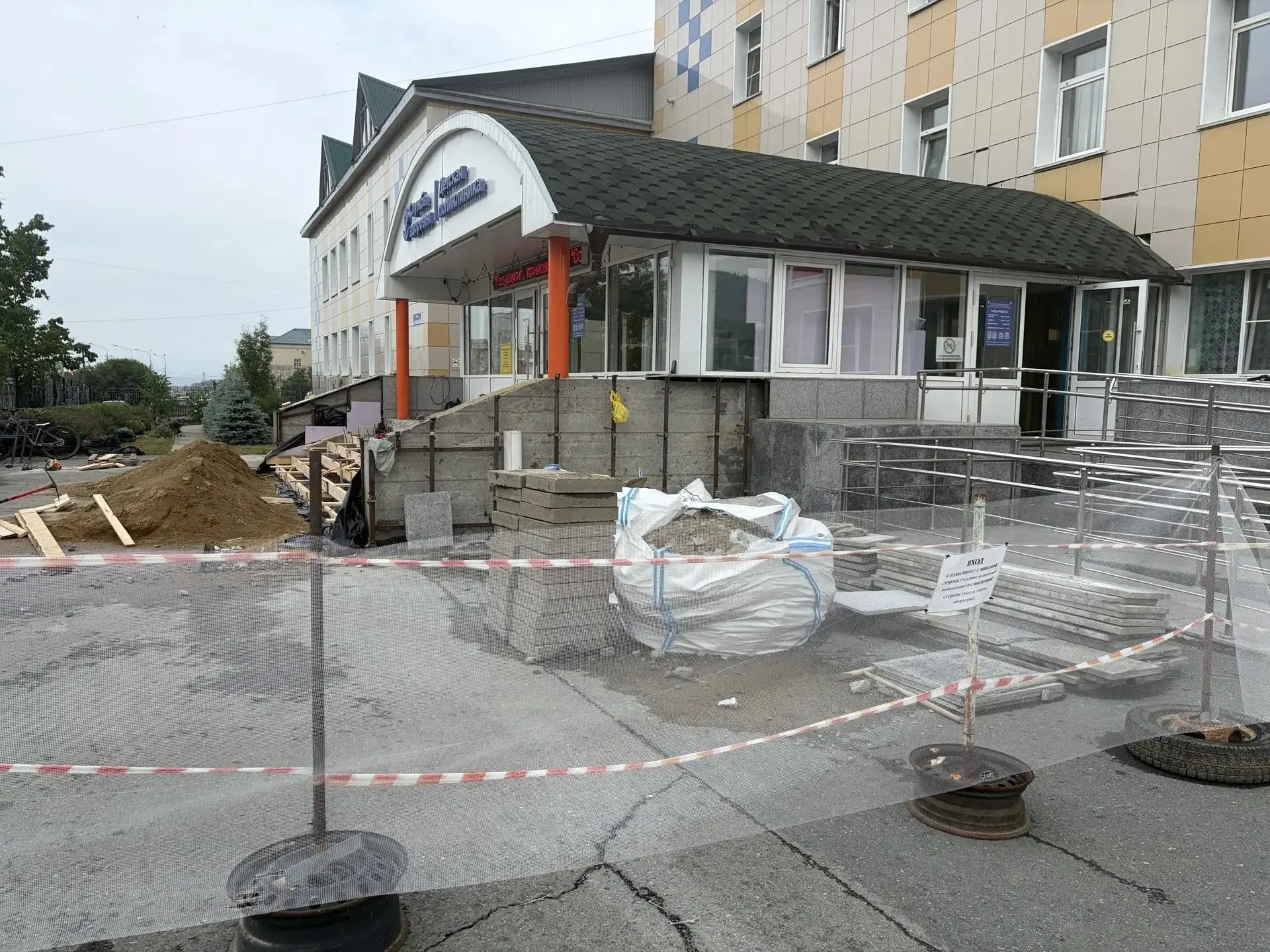 В связи с продолжением ремонтных работ центрального входа нашей поликлиники с ПОНЕДЕЛЬН...