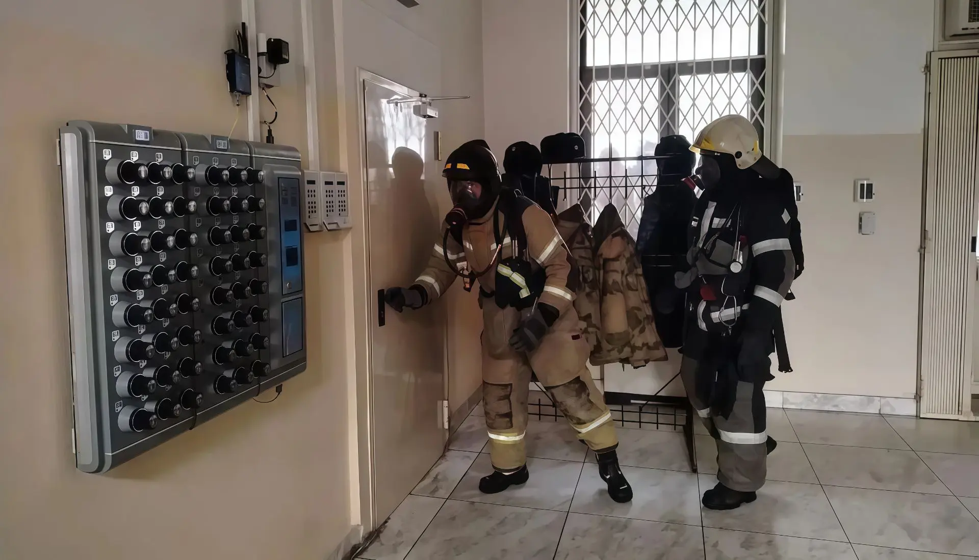 На Камчатке Росгвардия и МЧС России отработали действия при пожаре в здании  В Петропавловске-Камчат