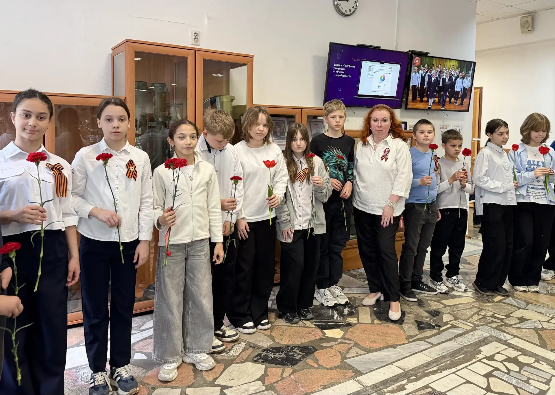 Сегодня в нашей школе прошла торжественная линейка, посвящённая Дню Победы.  В мероприятии приняли у