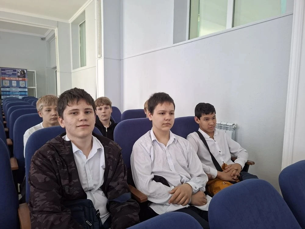 ✨ Наши школьники из 8 «А» класса сегодня посетили Туапсинский финансово-юридический колледж — это со