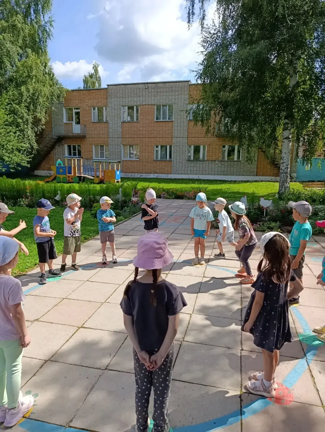 Подвижные игры на прогулке помогают детям развивать координацию, ловкость, укрепляют зд...