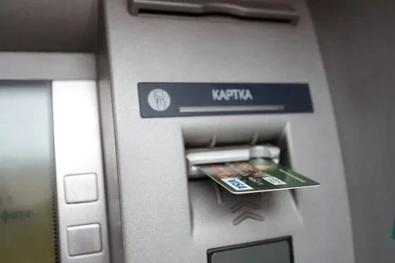 ⚠️ Осторожнее, мошенники придумали схему с «забытой» картой. 
 
Аферисты намеренно оставляют её в ба