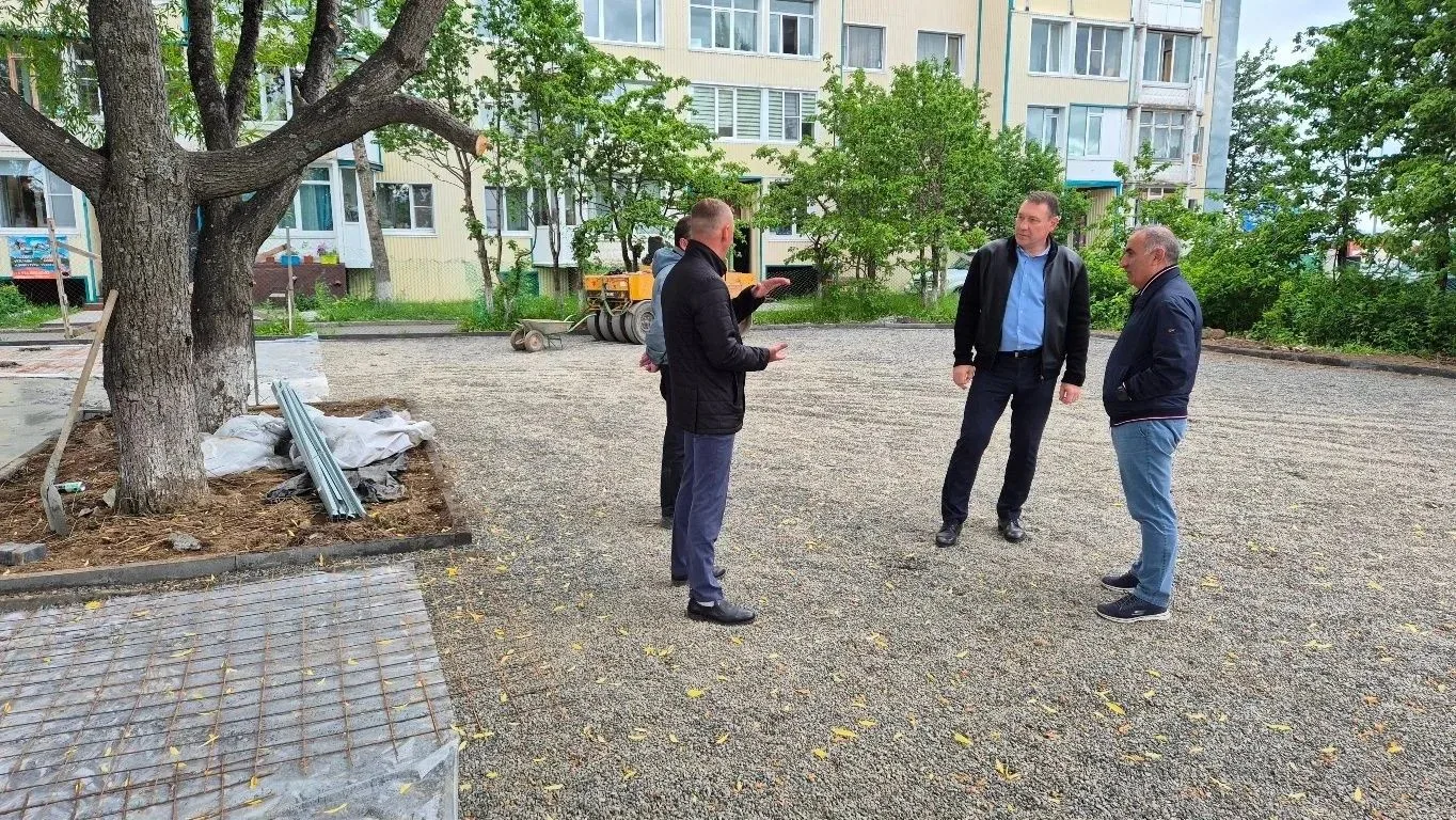 «Решаем вместе»: Андрей Воровский проверил благоустройство площадки на Заварицкого, 8
