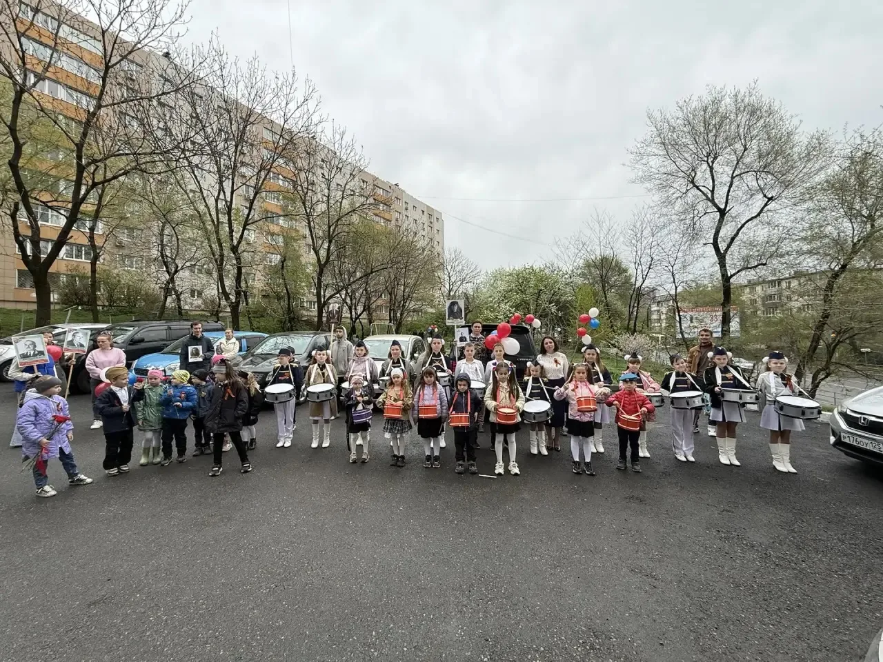 Этот День Победы 🎗️  8 мая, в 12 часов дня, Океанский проспект звучал иначе. Обычный городской шум с