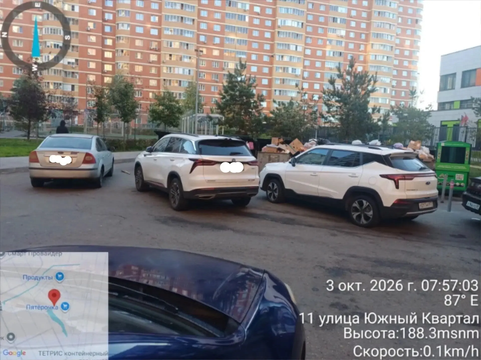 Горе-водители постоянно загораживают проход к мусорным контейнерам. Мусоровоз тем более...