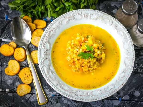 🥣 Гороховый суп без картошки.  Ингредиенты:  • Горох сушеный - 300 г • Вода - 1,5 л • Лук - 1 шт. • 