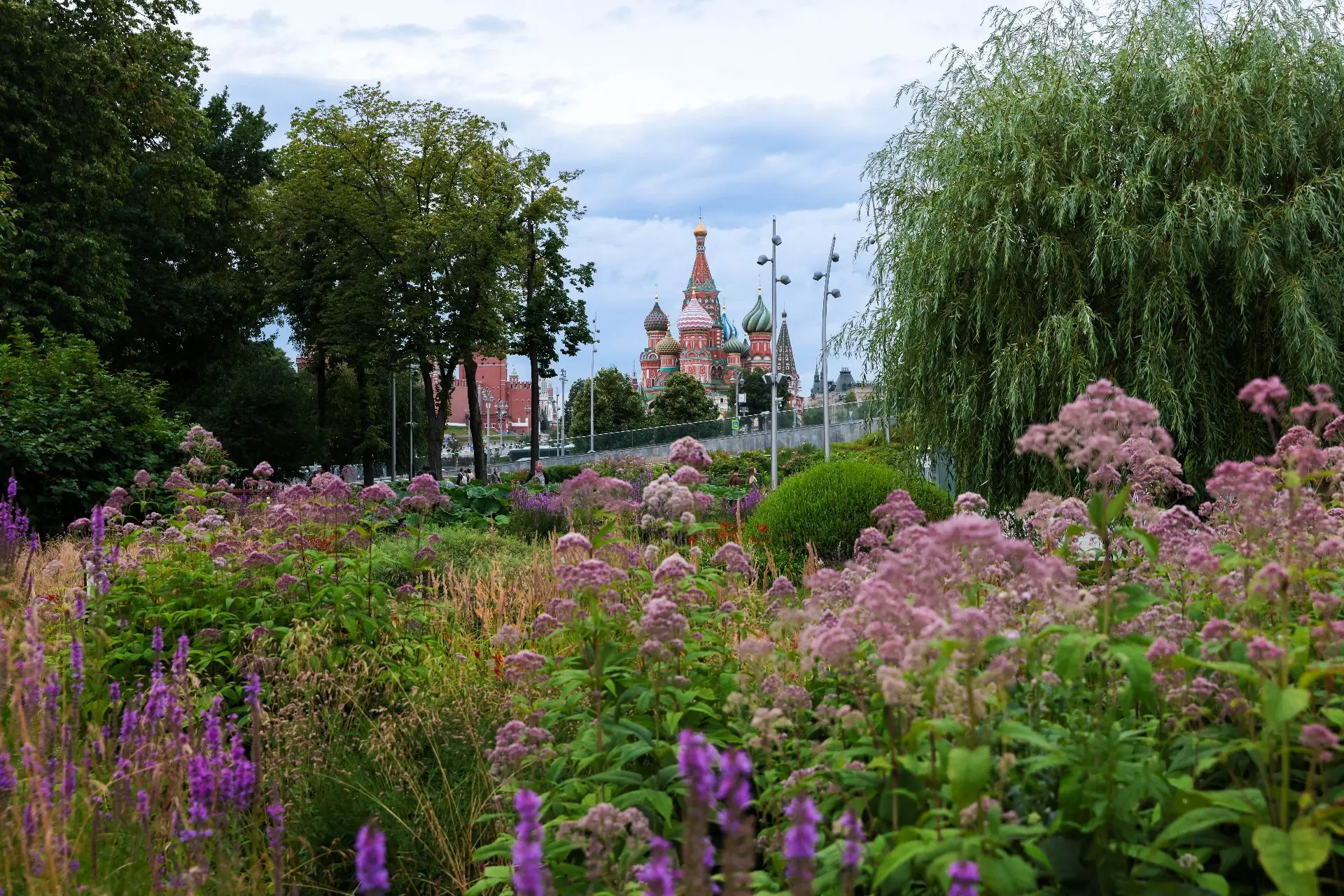 Доброе утро!
Среда: температура поднимется до +19°, пасмурно, возможен дождь. 

Не забывайте зонты и