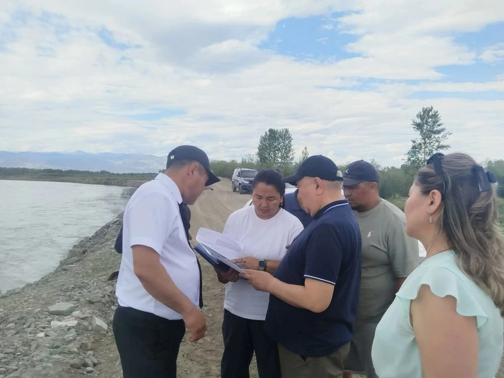 В селе Баян-Тала в результате подъема уровня воды в реке Хемчик было обнаружено размытие берега. Осо