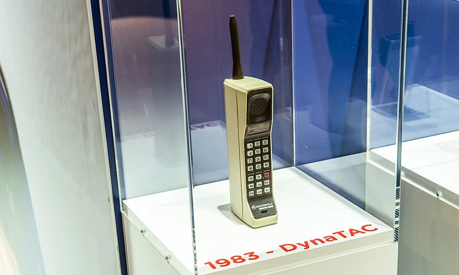 В 1983 году компания Motorola выпустила первый в мире коммерческий сотовый телефон Dyna...