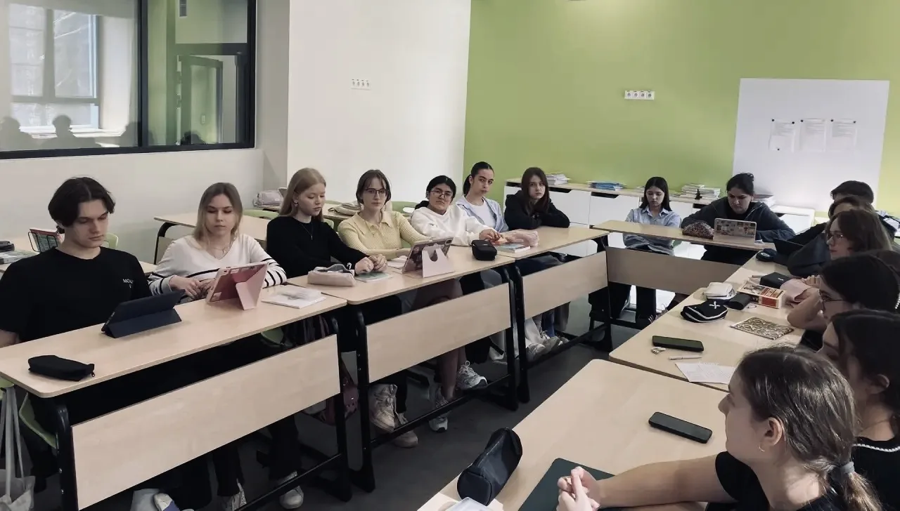 «Правилу следуй упорно: чтобы словам было тесно, а мыслям — просторно». Н. А. Некрасов  📖 В нашей шк