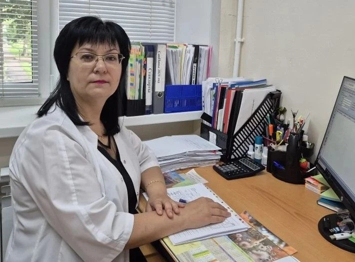 Коллеги поздравили с двойным юбилеем старшую медицинскую сестру детской поликлиники ком...
