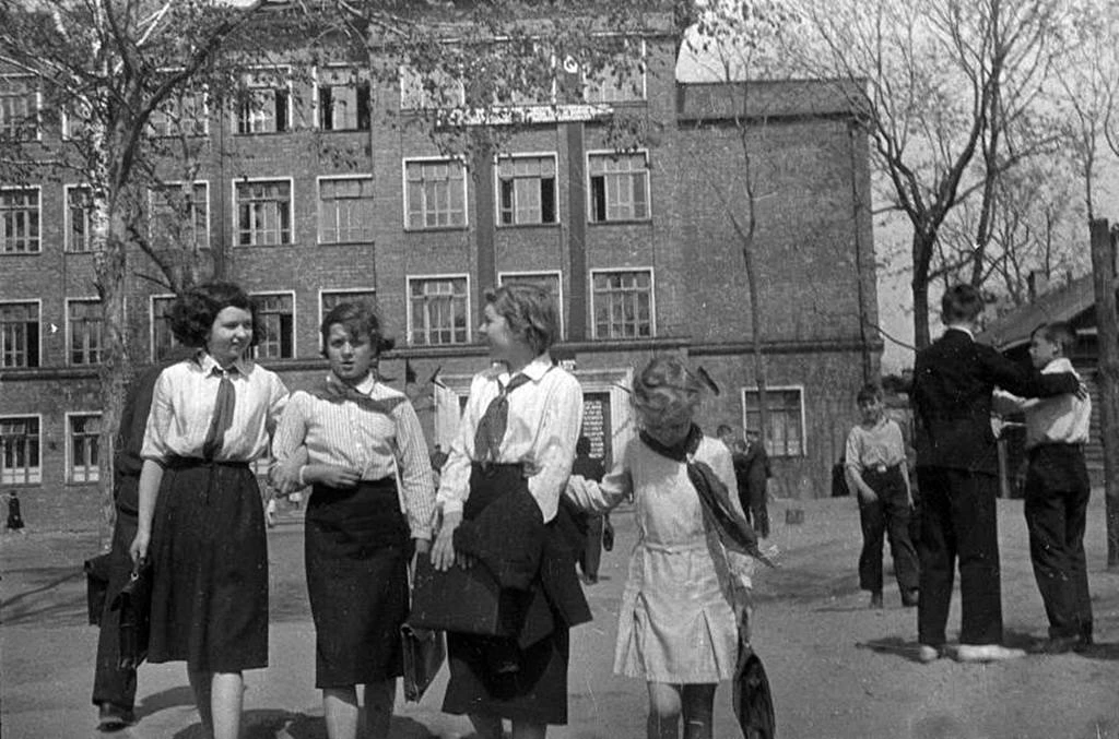 21 июня 1941 года страна встретила спокойной и мирной жизнью. Школьники готовились к самому главному