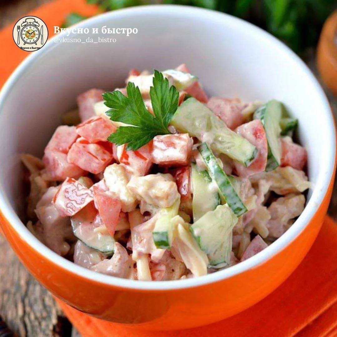 🥗 Салат с копчёной курицей, сыром, помидорами и огурцами