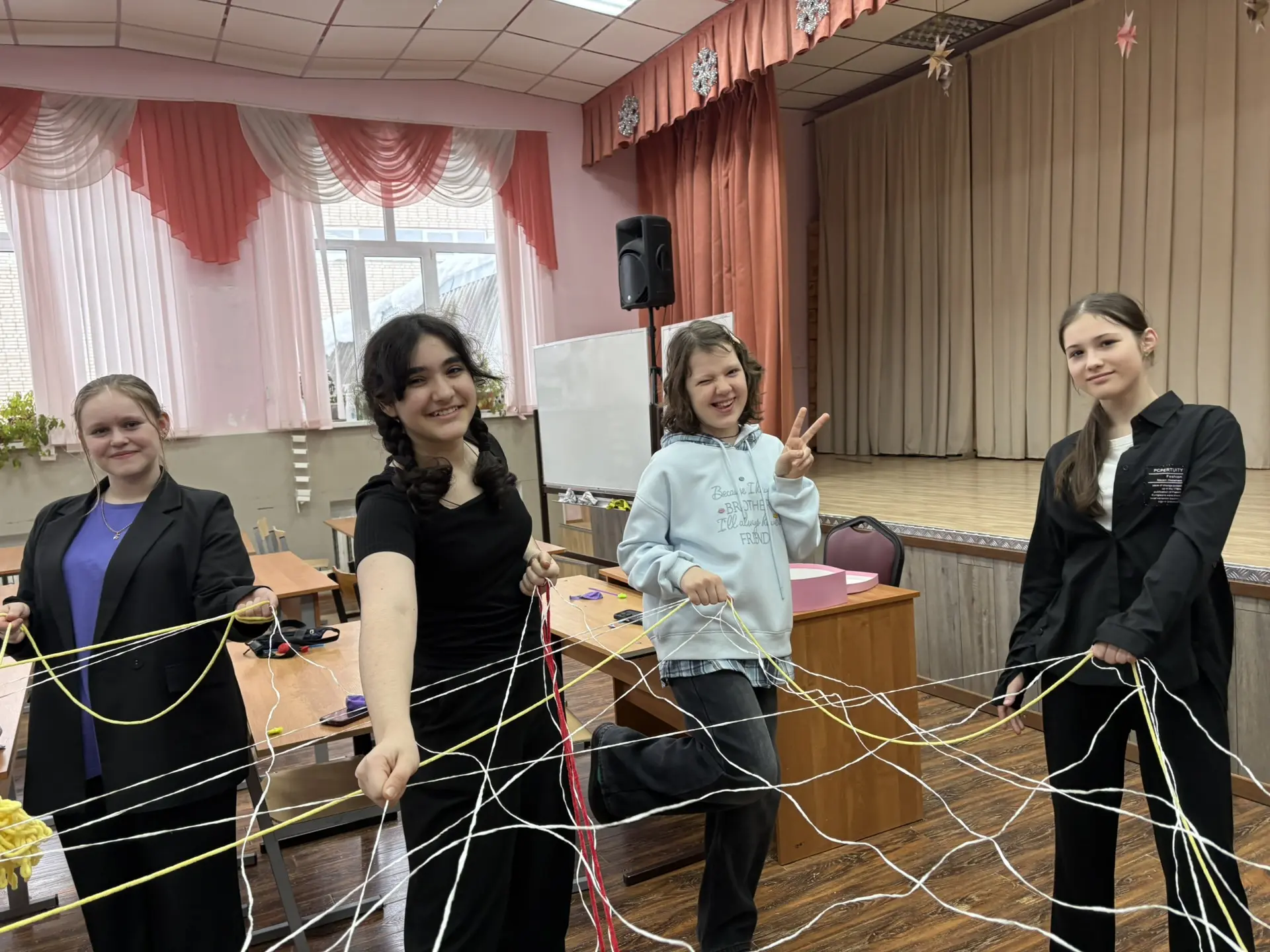 Запутались и распутались🧶ловили поток из мячиков для настольного тенниса🏓разогревали мышцы воздушным