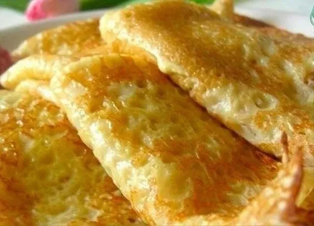 Заварные блины  Нежные, воздушные с дырочками, вкусные блины  Ингредиенты:  Яйцо — 2 штуки; сахар — 