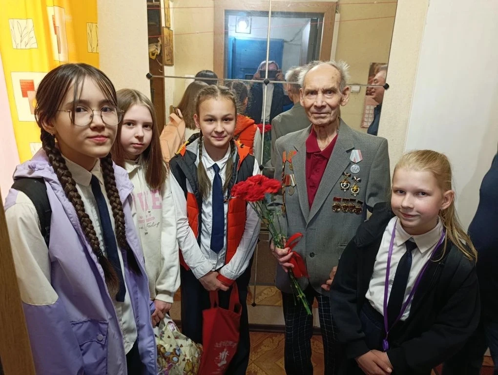 🌟 Ученики и родители поздравили тружеников тыла нашего поселка с праздником Великой Победы, читали и