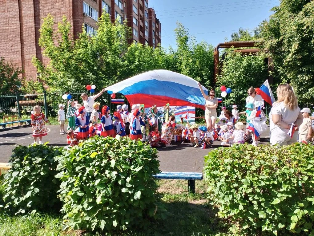🤍
💙
❤
В нашем Тулячке День России отмечают, чтобы приобщить детей к любви к Родине. Воспитатели ра