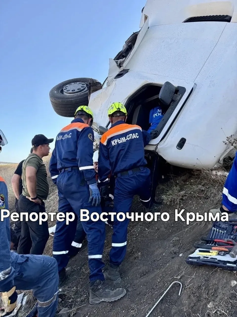 На трассе «Таврида» произошло серьёзное ДТП: столкнулись фура и легковушка
