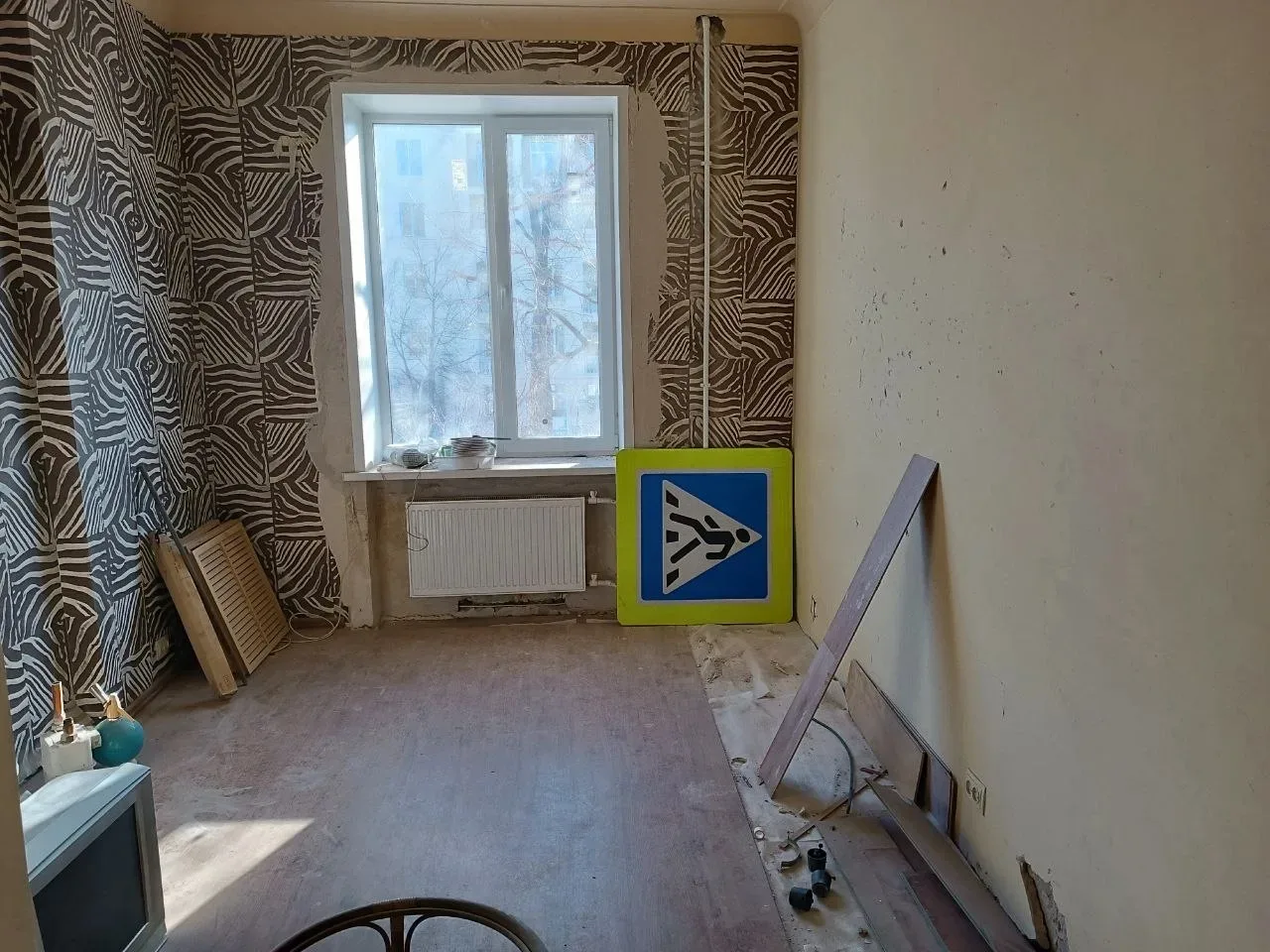 Продаётся трёхкомнатная квартира в самом центре Мариуполя,возле драмтеатра,по ул.Артема 48.Квартира 