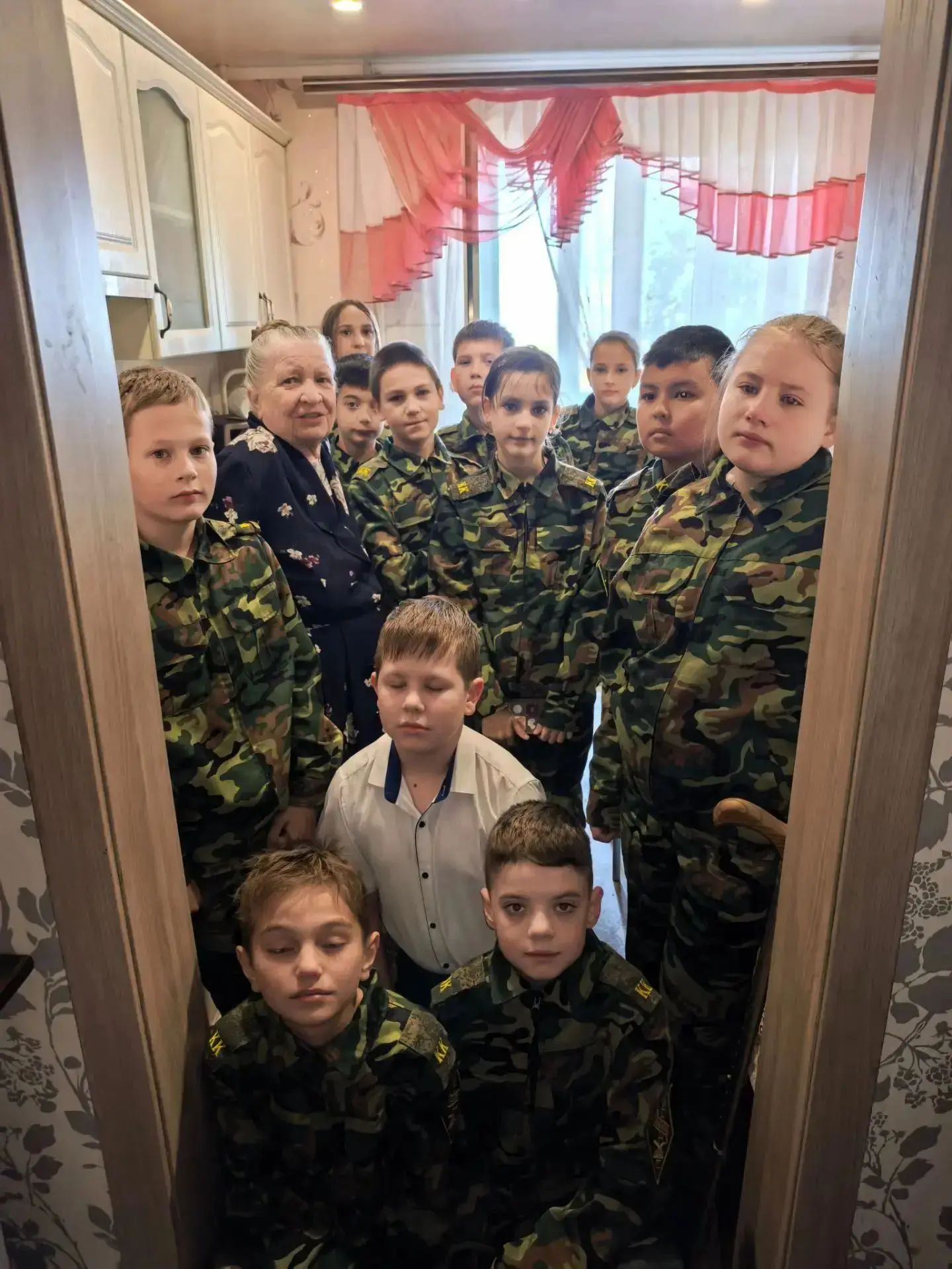 В преддверии Дня учителя ребята из 5а класса навестили ветерана педагогического труда В...