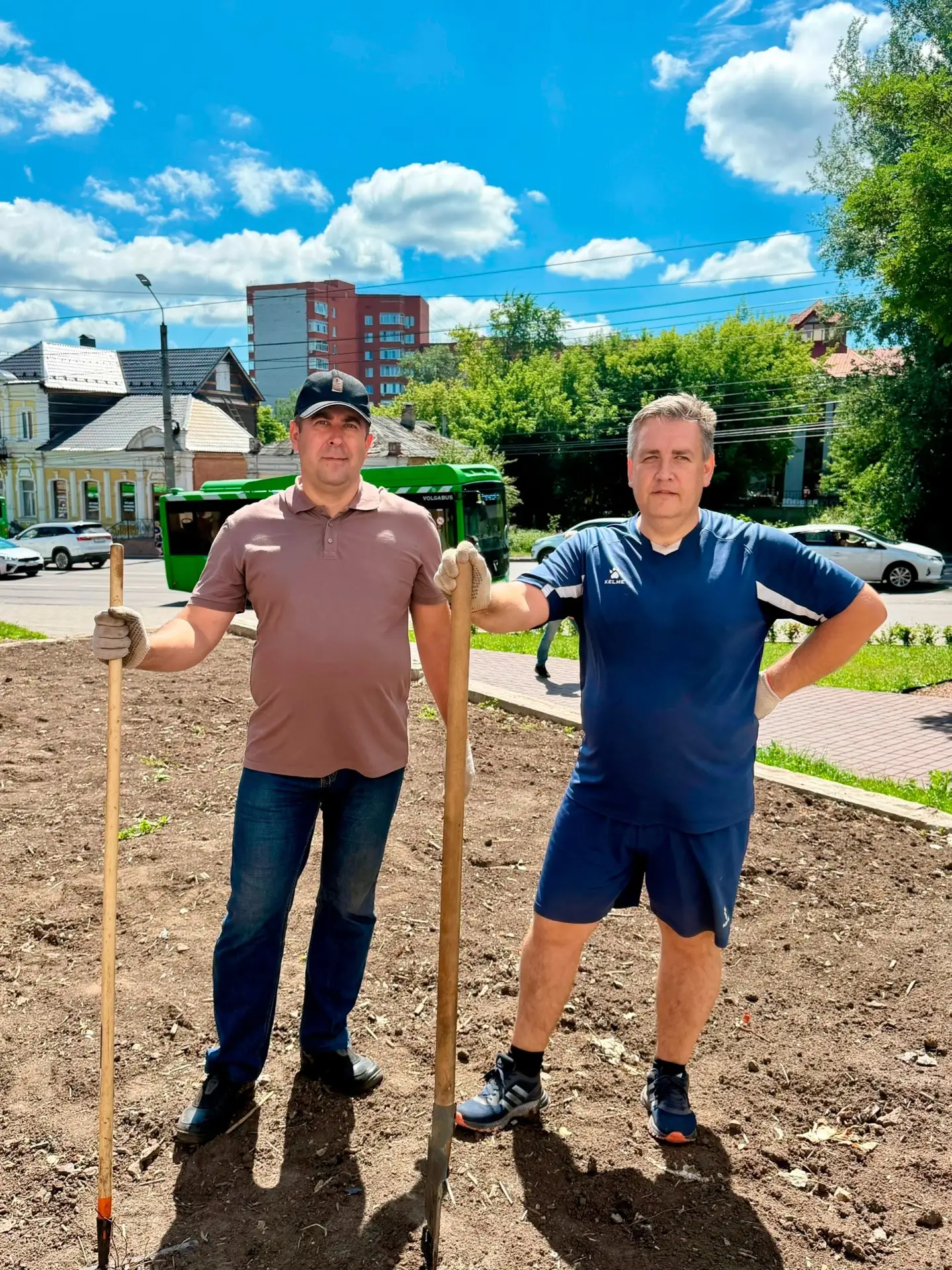 🌿 Продолжается работа над благоустройством сквера Курского филиала Финуниверситета! 🎉