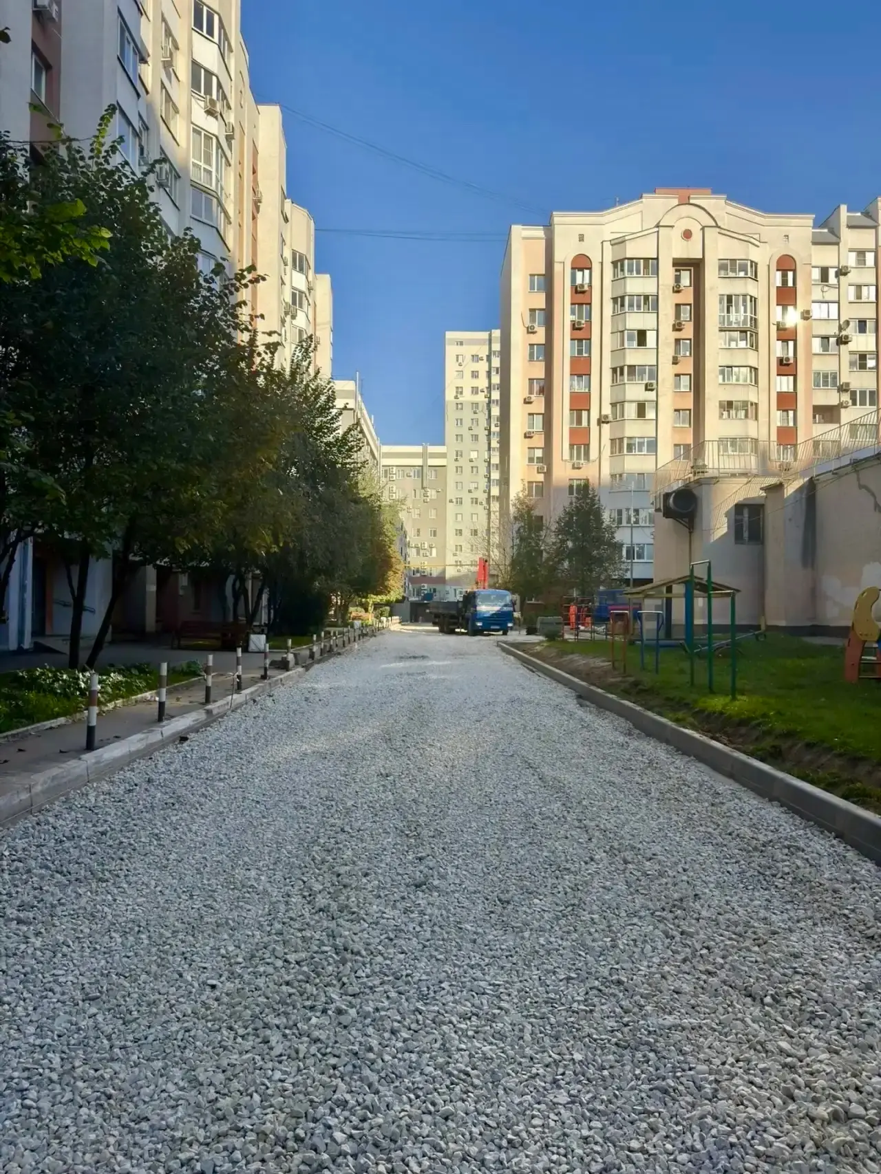🚜 Продолжаются работы по благоустройству внутридворового проезда на ул. Дачная, 28