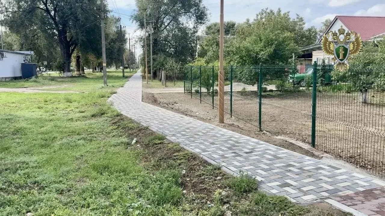 В селе Левокумском по требованию прокуратуры появилась новая пешеходная дорожка