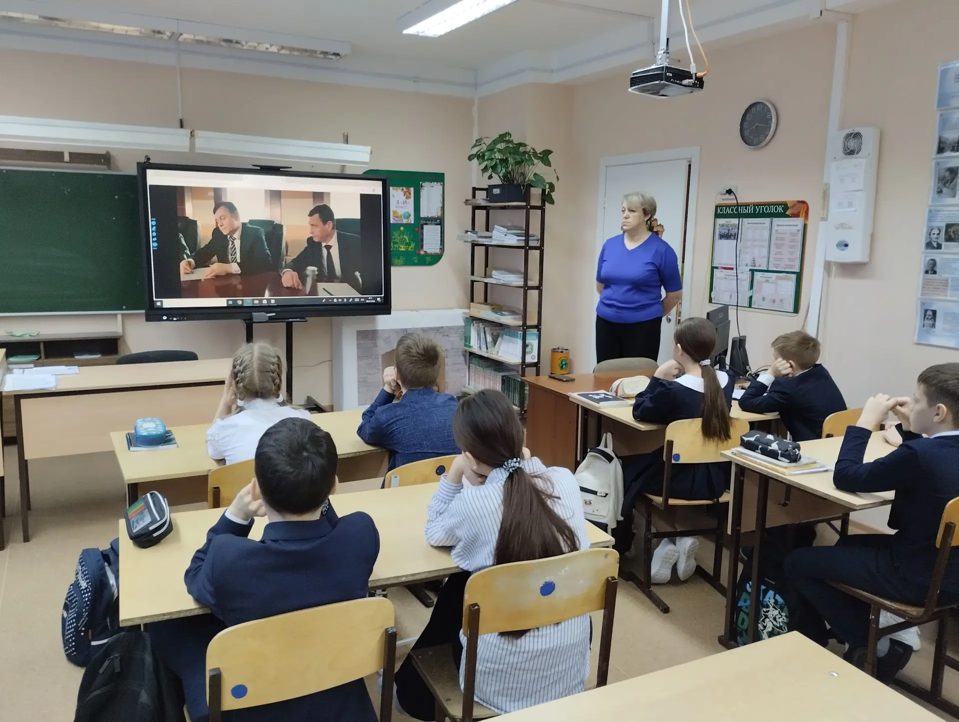 РАЗГОВОРЫ О ВАЖНОМ "КТО ТАКИЕ ДИПЛОМАТЫ?"  9 февраля 2026 года в школе прошли внеурочные занятия «Ра
