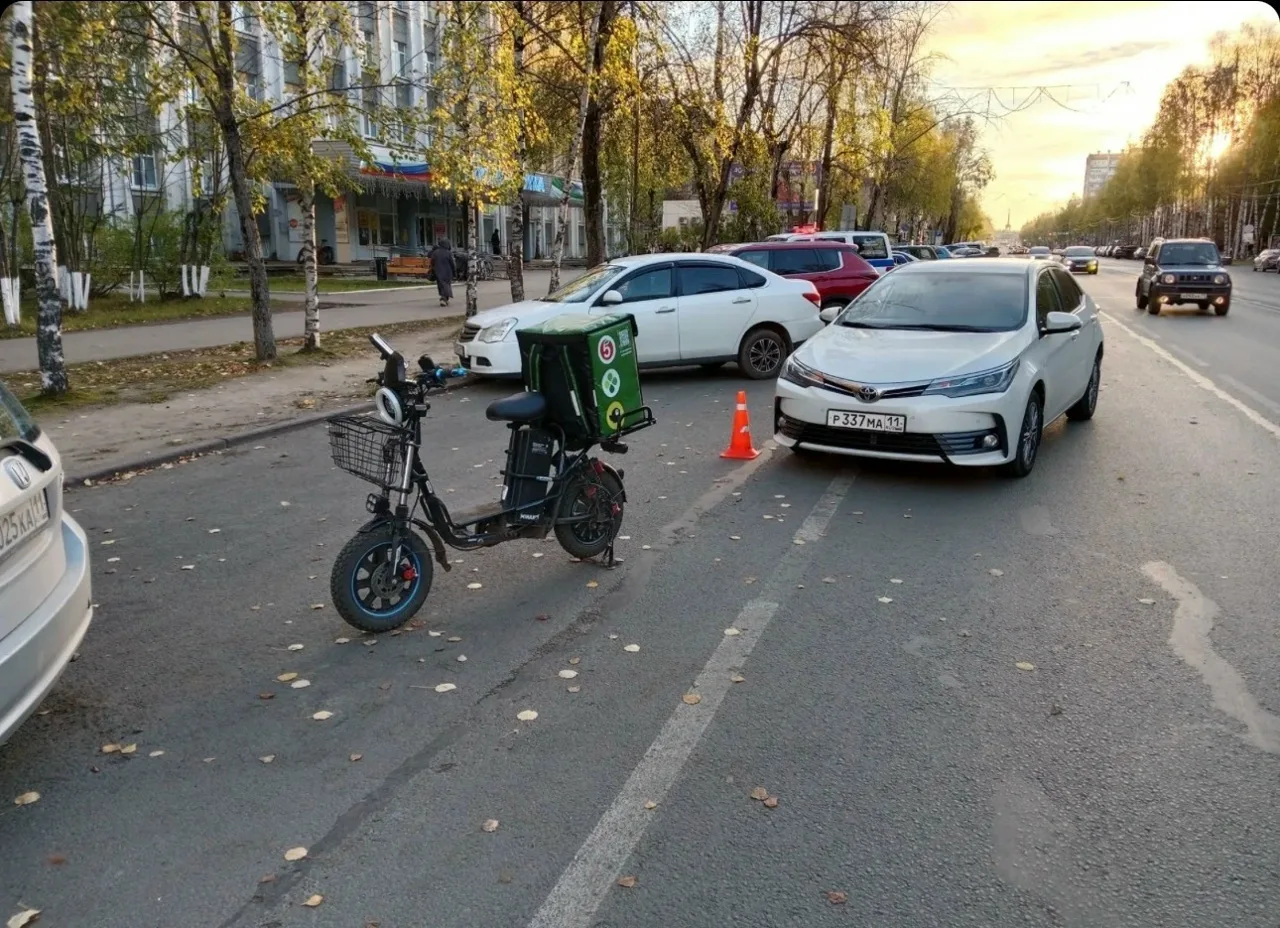 В Сыктывкаре водитель Toyota наехал на женщину на электровелосипеде