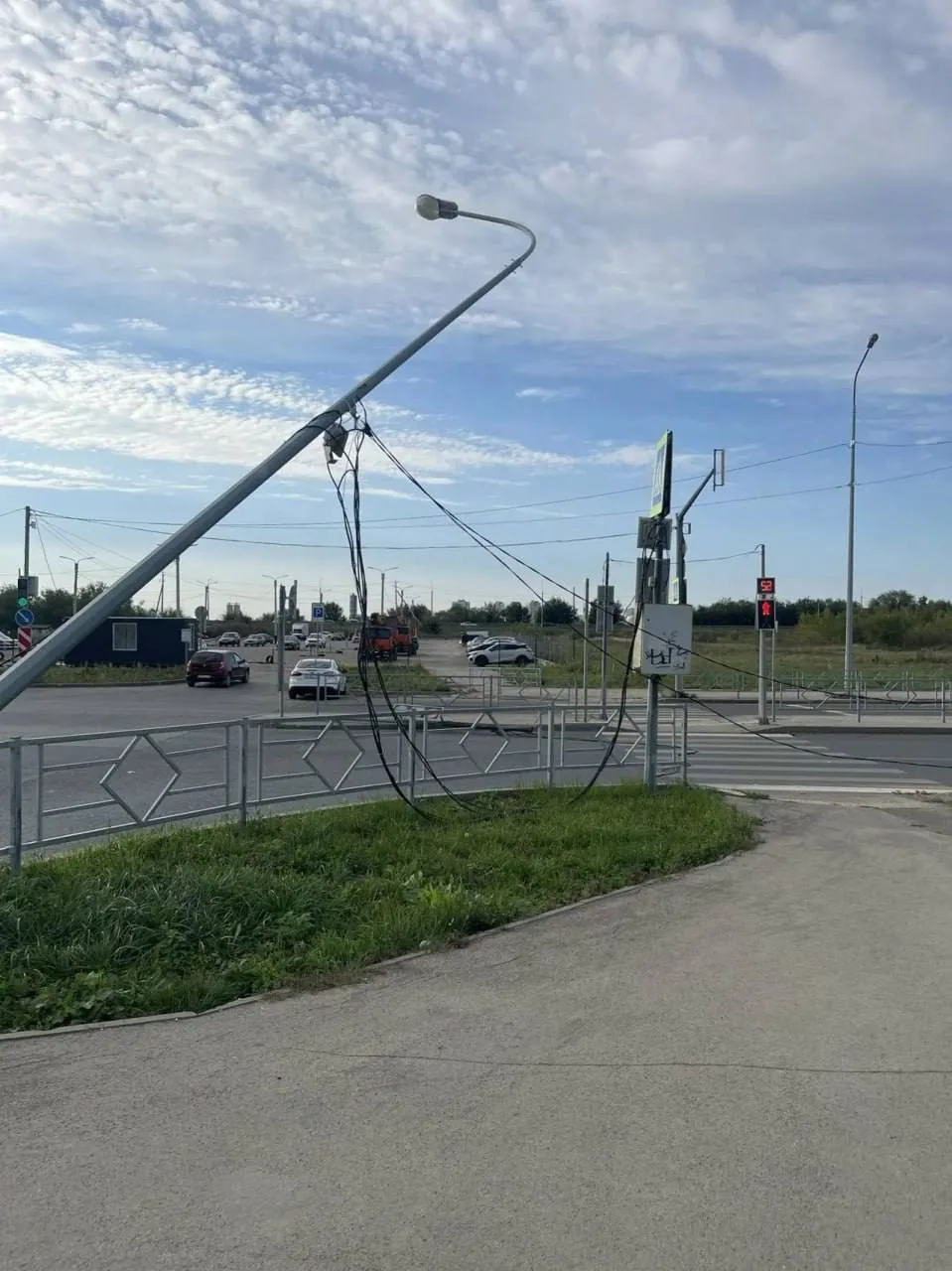 В Южном городе мусоровоз задел провода и снес столб