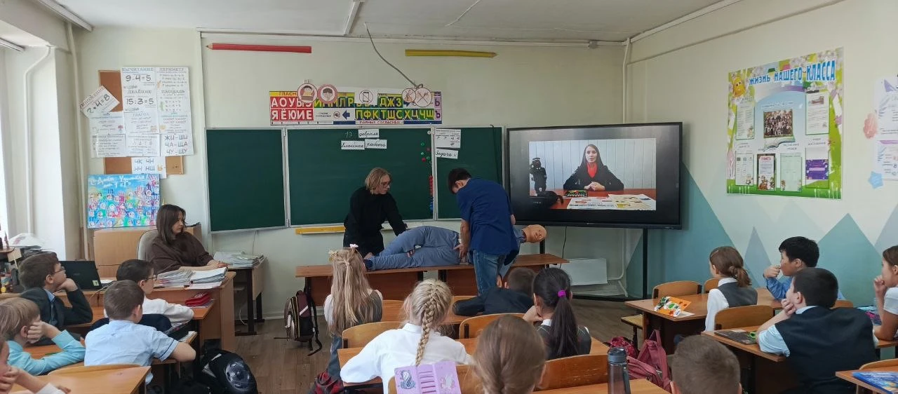 В рамках программы по ПДД «Дорога Безопасности» студентами медицинского колледжа с учениками начальн