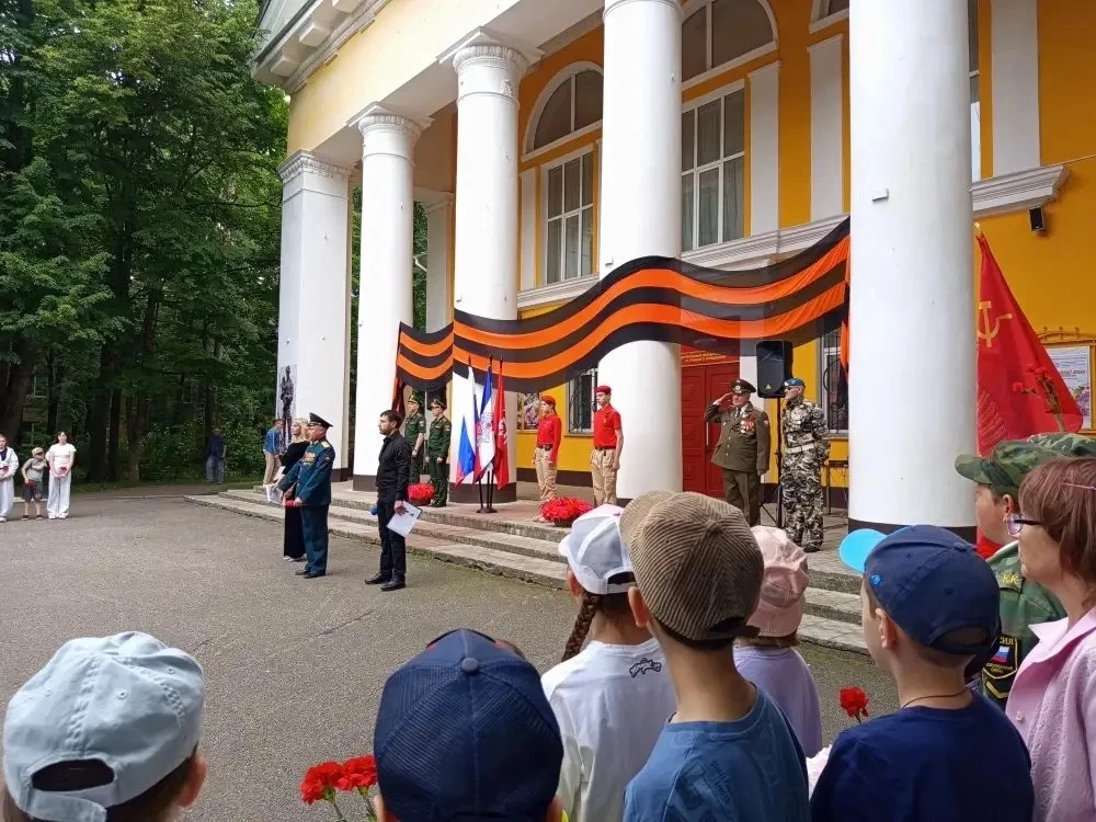 День памяти 22 июня в школьном лагере 🌼

Сегодня, 22 июня, мы провели День памяти и скорби, вспомни