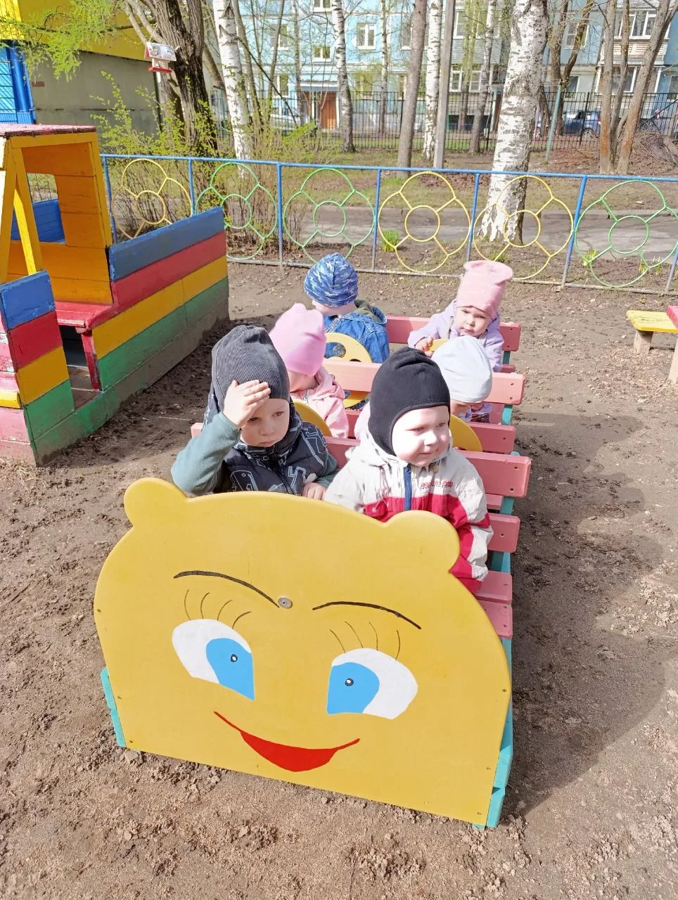 Дети  4 группы радуются новым постройкам, которые установили родители. Гулять стало интереснее и вес