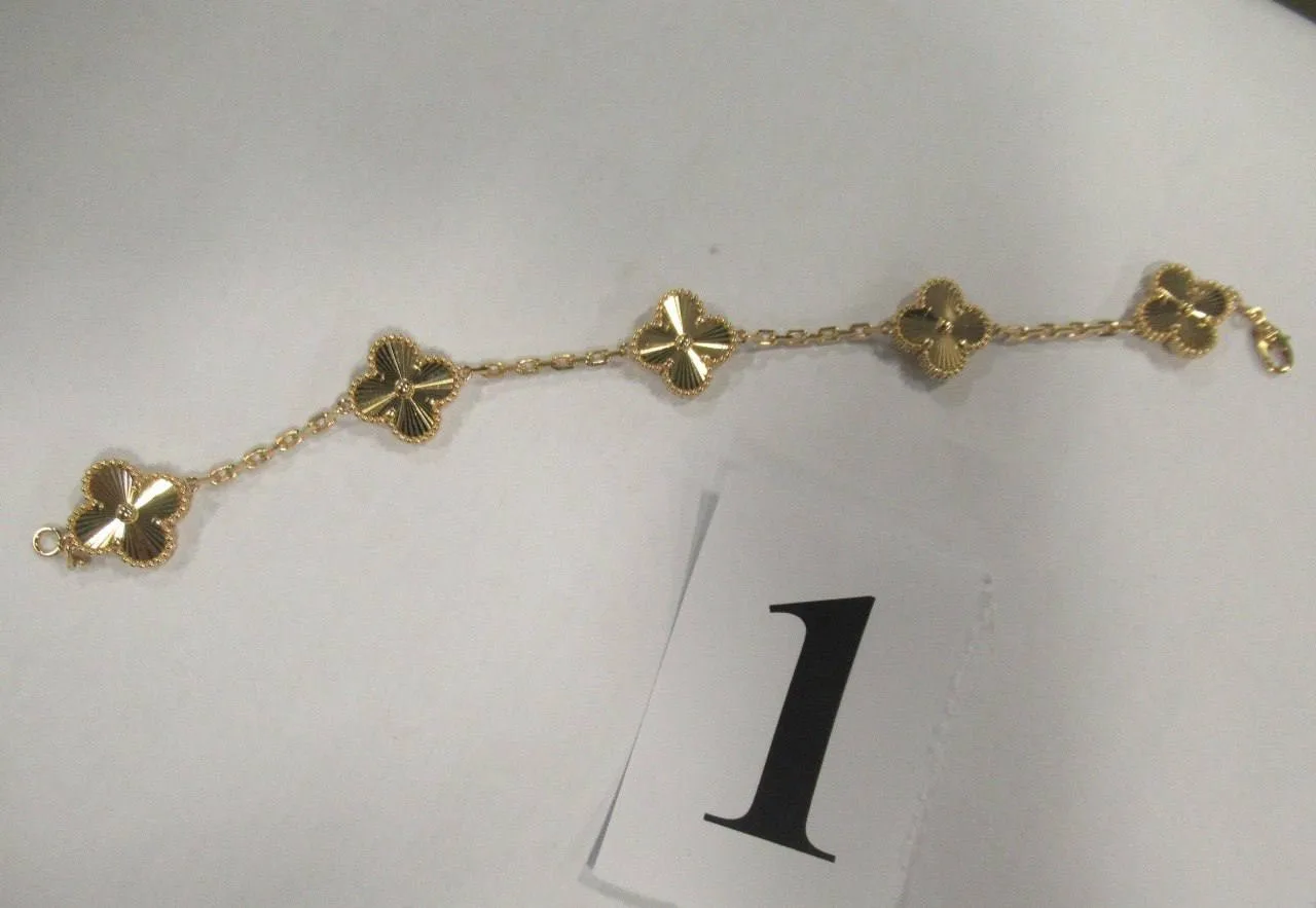 В Пулково пассажира задержали за люксовые часы и украшения Van Cleef & Arpels и Bulgari.