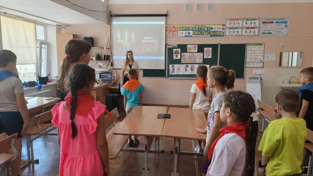 🍓ЛЕТО 2026🍏
👫 ДЕНЬ 13 🥳

Библиотечный час, посвящённый Дню памяти и скорби, 22 июня. 

Минута мо