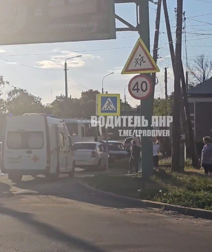 ДТП на Коминтерна/Артема в Луганске.

@lprdriver
