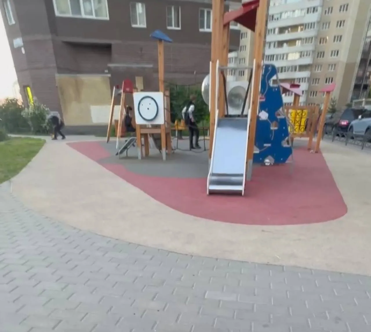 Малолетки портят площадку, орут матом, курят - делали замечания не помогло.
Родители, может узнаете 