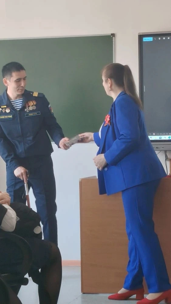 В преддверии празднования Дня Победы для учащихся 10«В» и 7«А» классов состоялась встреча с командир