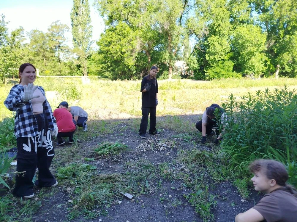 Весь июнь на пришкольной досуговой площадке ребята занимаются важным и ответственным делом — поддерж