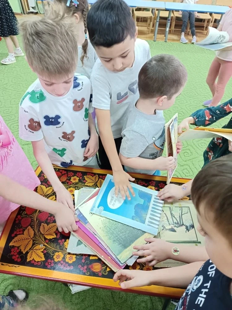 📚 В гостях у сказки! К нашим малышам пришли в гости настоящие хранители книг-сотрудники библиотеки. 