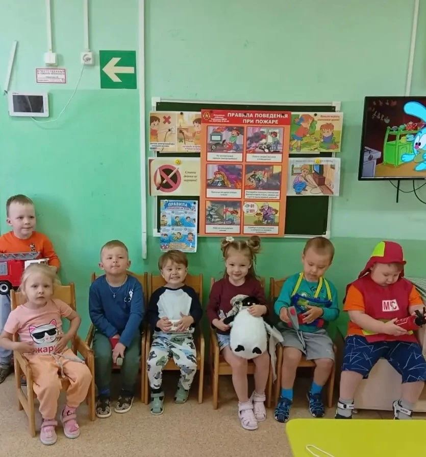Сегодня ,в группу 4 «Светлячки» ,пришел в гости пингвин 🐧 Кеша, который случайно обжег...