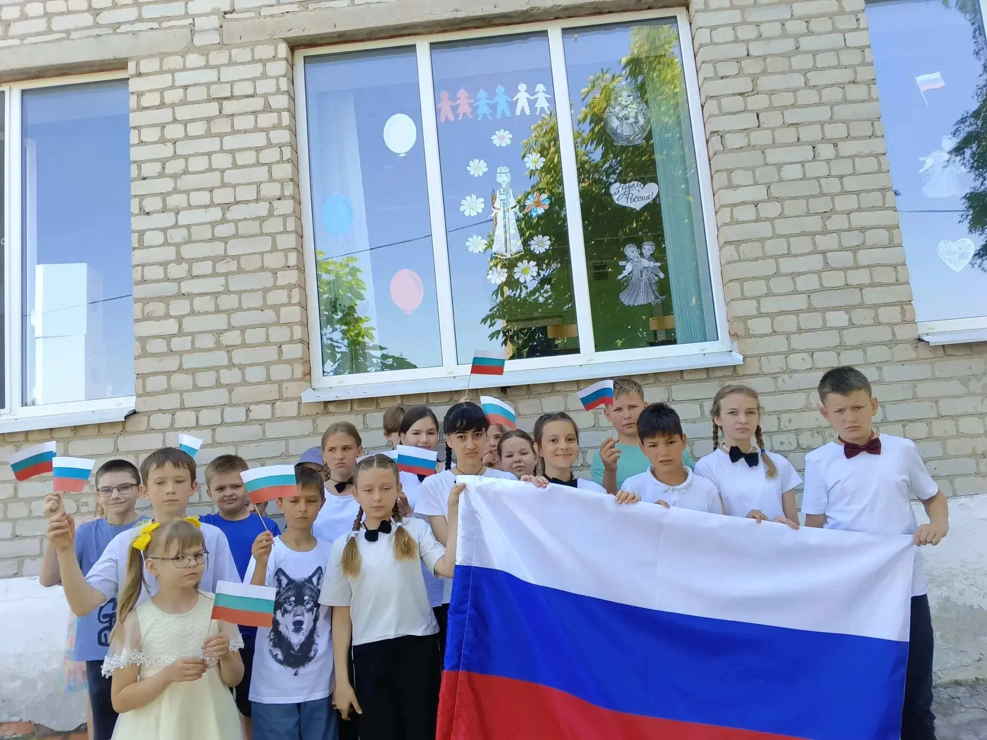 10 день
11 июня,  в преддверии праздника «Дня России» в пришкольном лагере  "Светлячок "день начался