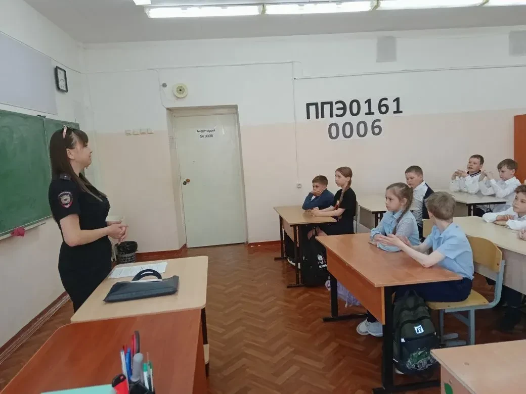 8 мая в 3 "а" классе состоялась встреча с инспектором по делам несовершеннолетних Желез...