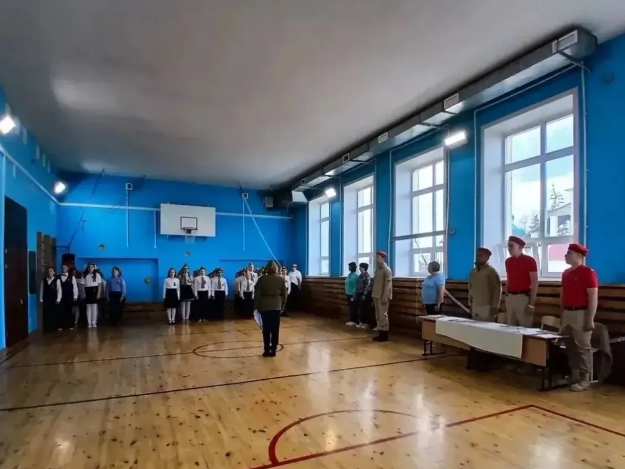 Патриотично, звонко, на одном дыхании! В 3-4 классах прошел конкурс песни и строя. Юные бойцы показа