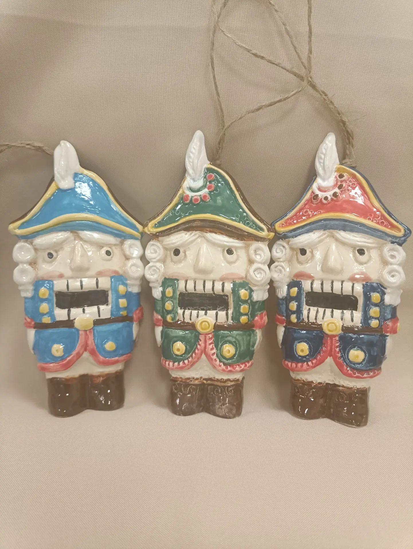 Колокольчик Щелкунчик, ёлочная игрушка, керамика, ручная роспись, длина 80мм, ширина 35...