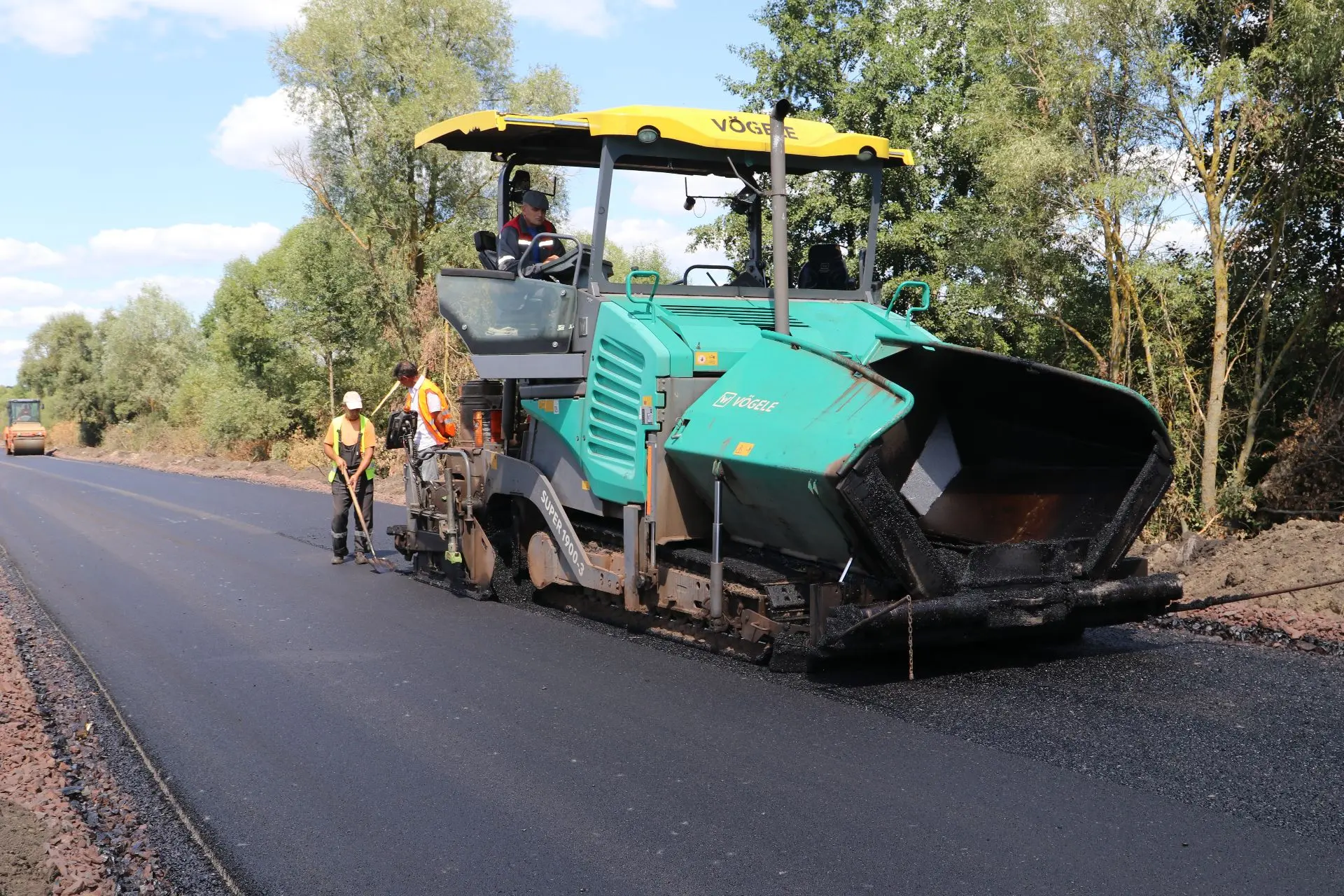 🚜 В Золотухинском районе по нацпроекту ремонтируют дорогу к школе