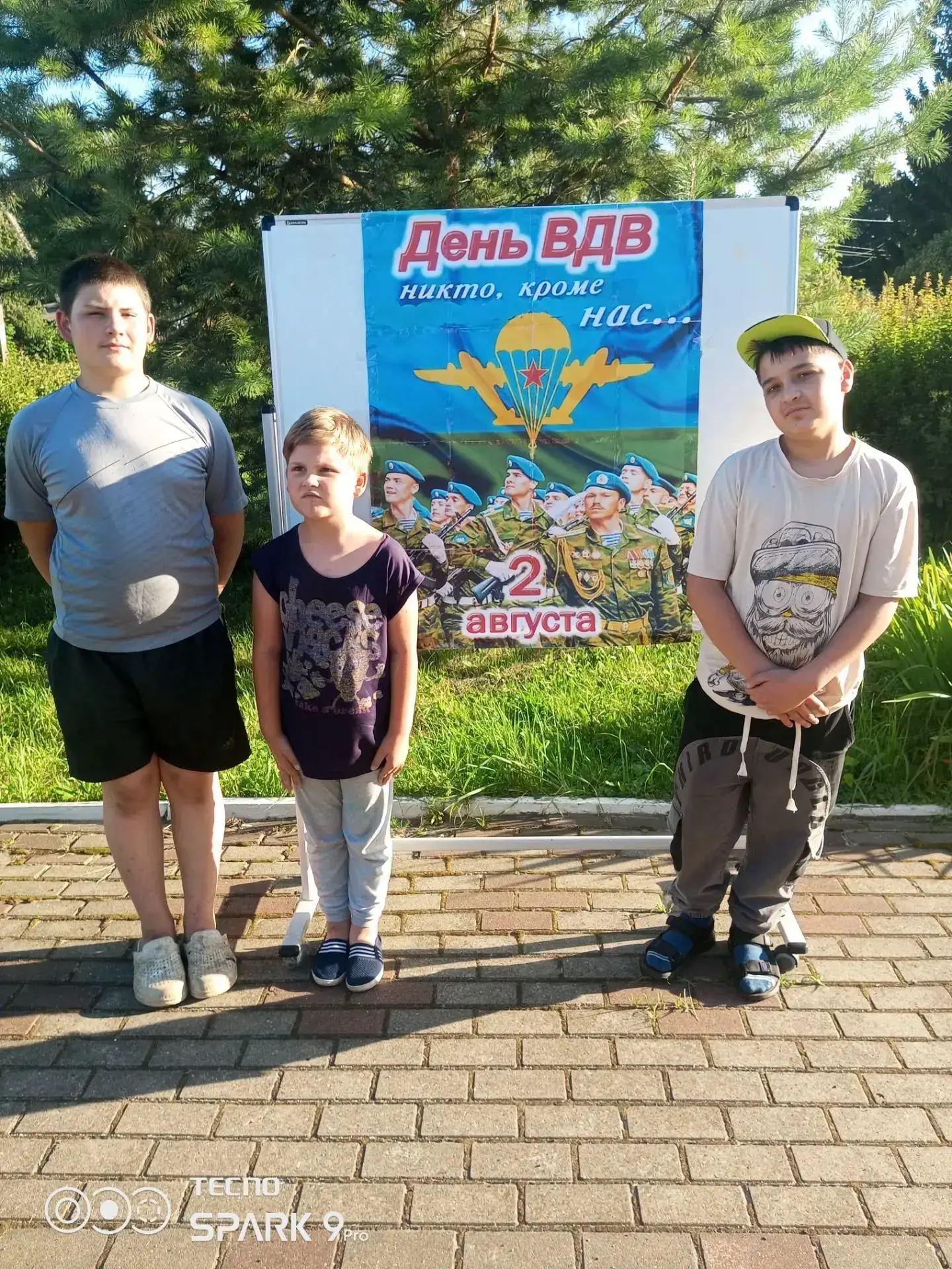 2 августа отмечали День воздушно- десантных войск. Мальчишки нарисовали рисунки по теме...
