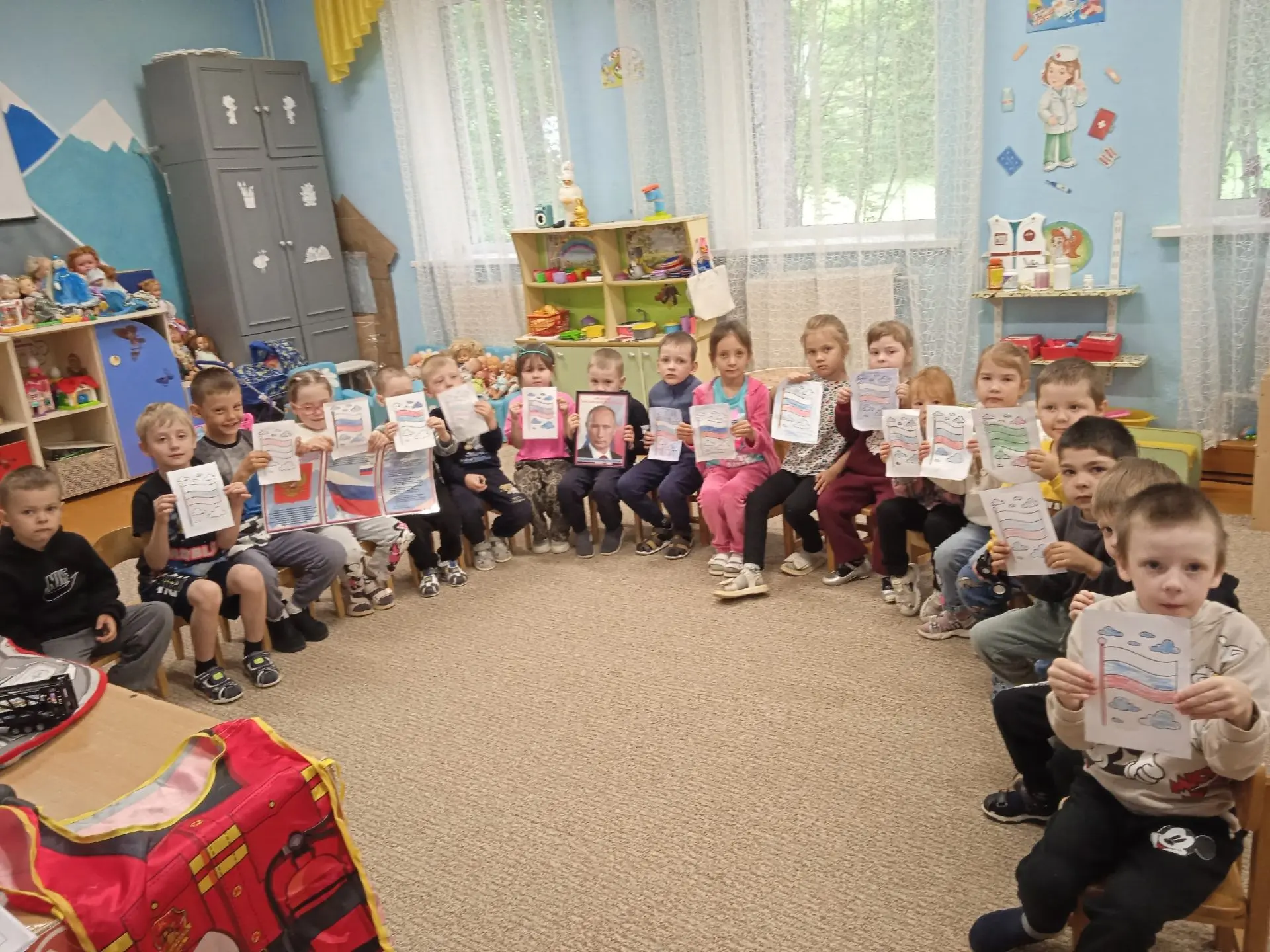 Тематическое занятие ко Дню России🇷🇺 прошло для ребят группы "Незнайки и "Буратино".
Занятие напра