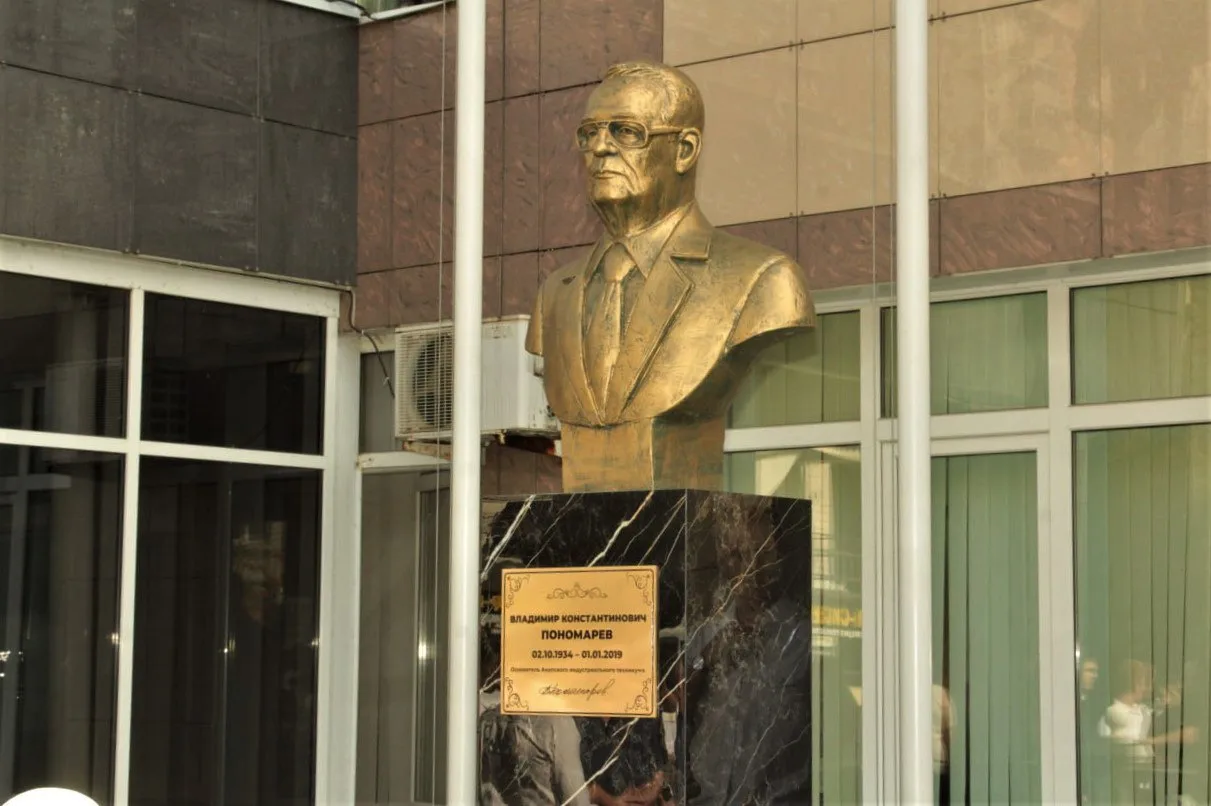 Папа, каждый раз, когда я прохожу мимо твоего бюста у входа в техникум, я всем сердцем ...